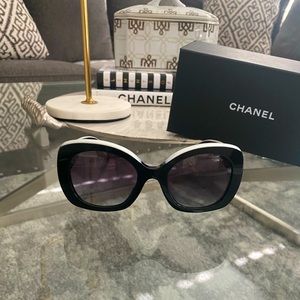 CHANEL sunglasses. Standard fit, black and white color